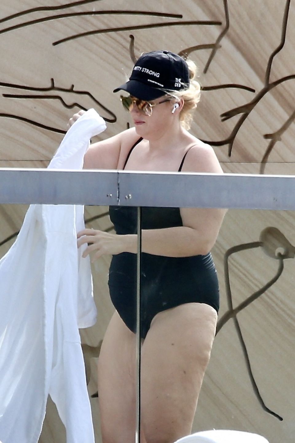 Rebel Wilson korzysta z uroków hotelowego tarasu