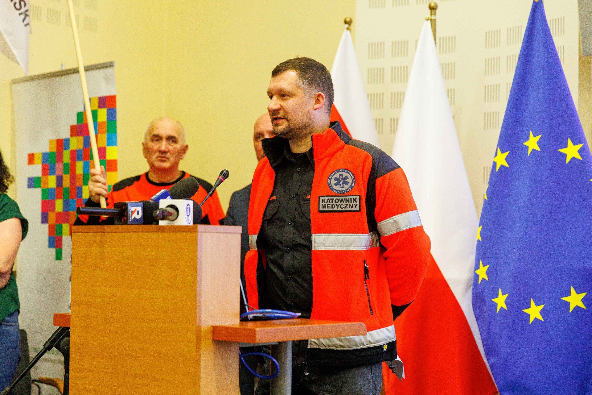 Ratownicy pod urzędem: &#34;Nie ma zgody na połączenie z zadłużonymi szpitalami&#34;