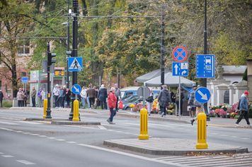 Jak dojechać na cmentarz autobusem? Ruszają specjalne linie 200, 201 i 202 na Wszystkich Świętych