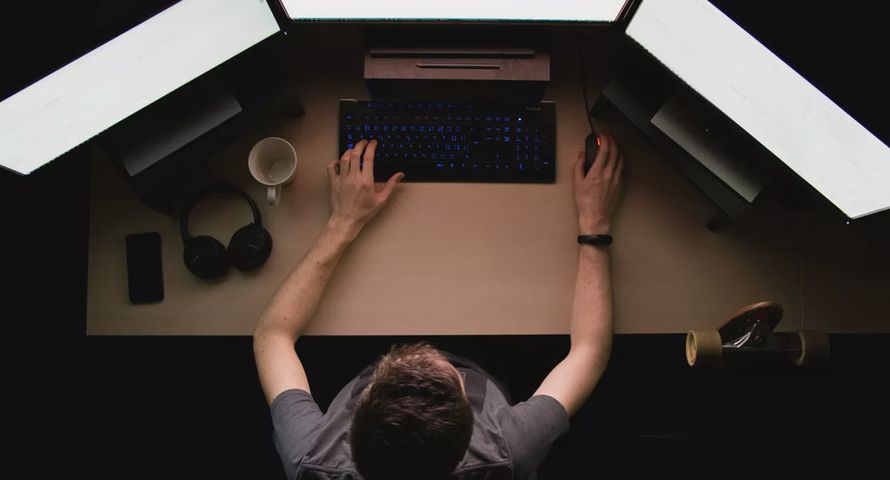 Trzaskowski zwolnił go za hejt. Właśnie został wiceszefem marketingu w państwowej spółce