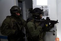 Jak zachować się podczas ataku terrorystycznego? Policja robi symulację w warszawskim hotelu (WIDEO)