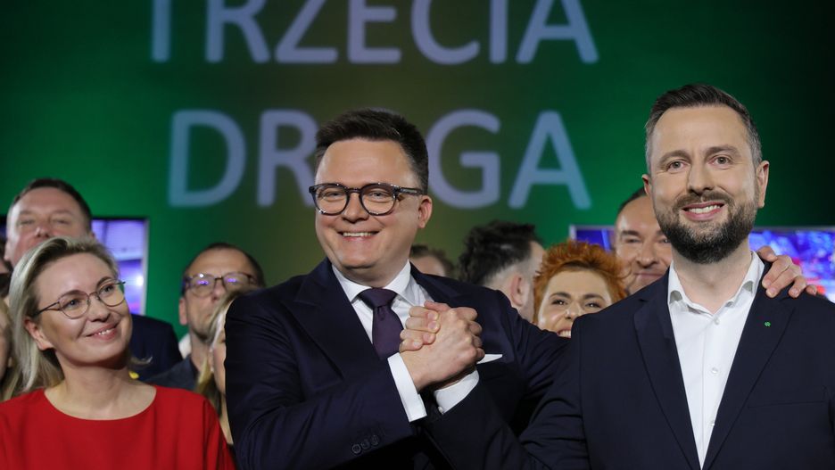 Warszawa, 07.04.2024. Wybory samorządowe 2024. Liderzy Trzeciej Drogi, marszałek Sejmu Szymon Hołownia (C) i wicepremier, minister obrony narodowej Władysław Kosiniak-Kamysz (P) oraz polityczka ugrupowania Adriana Porowska (L) w sztabie wyborczym KKW Trzecia Droga Polska 2050 Szymona Hołowni - Polskie Stronnictwo Ludowe w Warszawie, 7 bm. Zakończyły się wybory samorządowe. (jm) PAP/Paweł Supernak