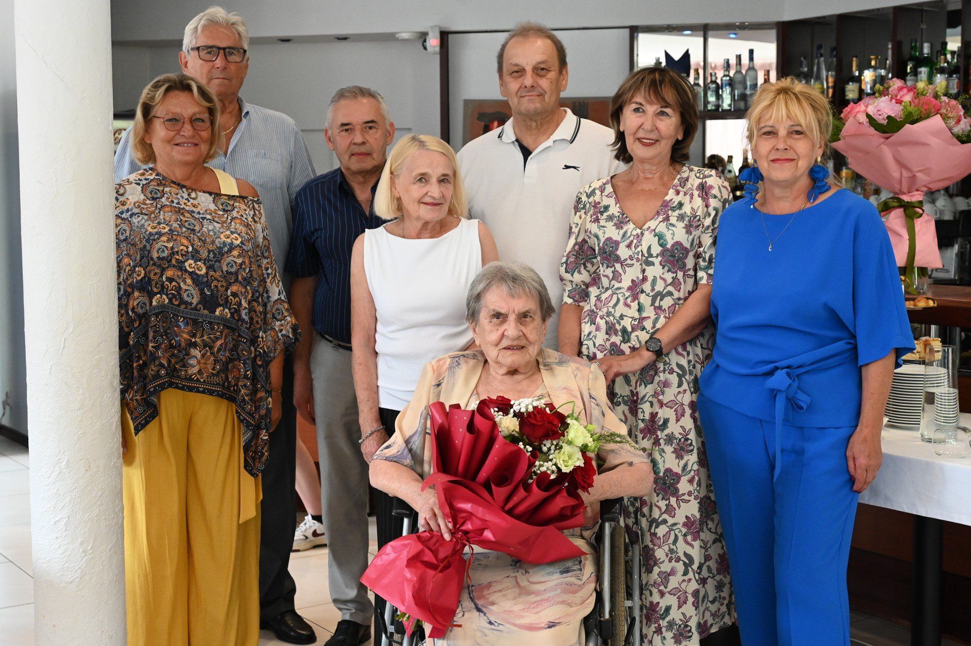 Jubilatka z córką i bliskimi.