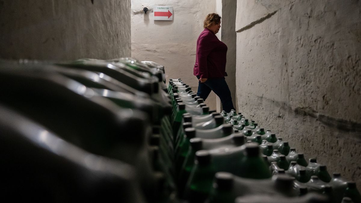 Kijów, Ukraina, 04.11.2022. Punkt grzewczy, 4 bm. w Kijowie. Miejsce to powstało na wypadek przerw w dostawie prądu, ostrzału miasta i innych sytuacji awaryjnych. Miasto przygotowuje się do rozmieszczenia ponad tysiąca punktów grzewczych we wszystkich dzielnicach. Zakupiono generatory elektryczne, zrobiono rezerwy wody i wszystkiego co niezbędne aby punkty grzewcze mogły przyjąć ludzi. Będzie się w nich można rozgrzać, napić herbaty, naładować telefony i uzyskać niezbędną pomoc. (ad)PAP/Danylo Pavlov