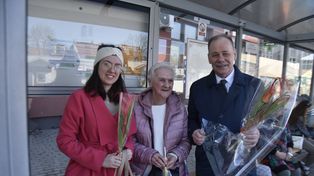 Wałbrzych: Niespodzianka dla kobiet. Przewodniczący RWS wyszedł z kwiatkami na ulice