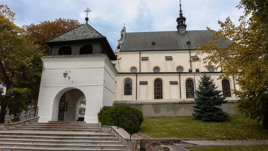 Odnowiona elewacja Kościoła w Poddębicach
