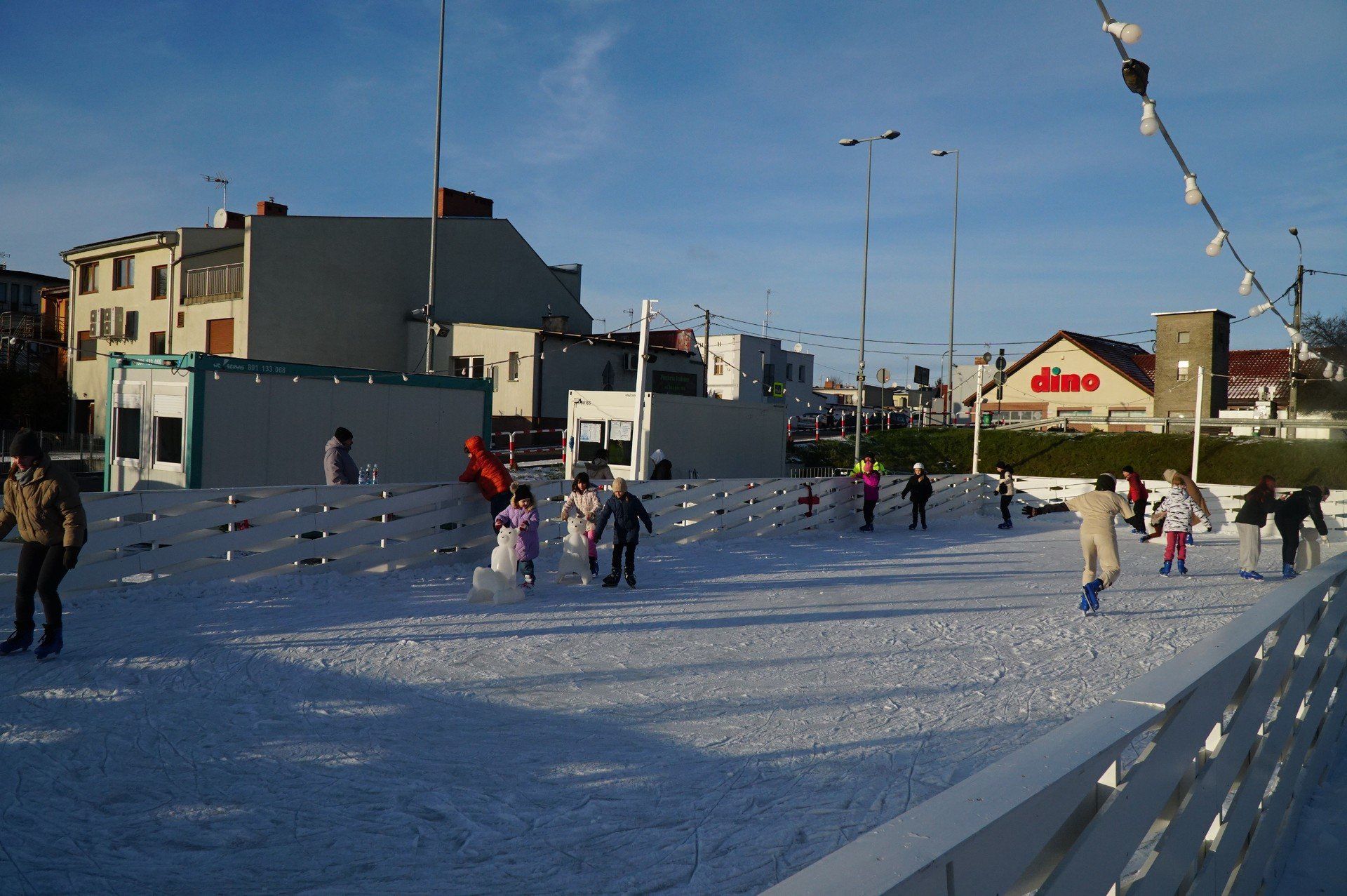 Zimowe lodowisko w Skokach.