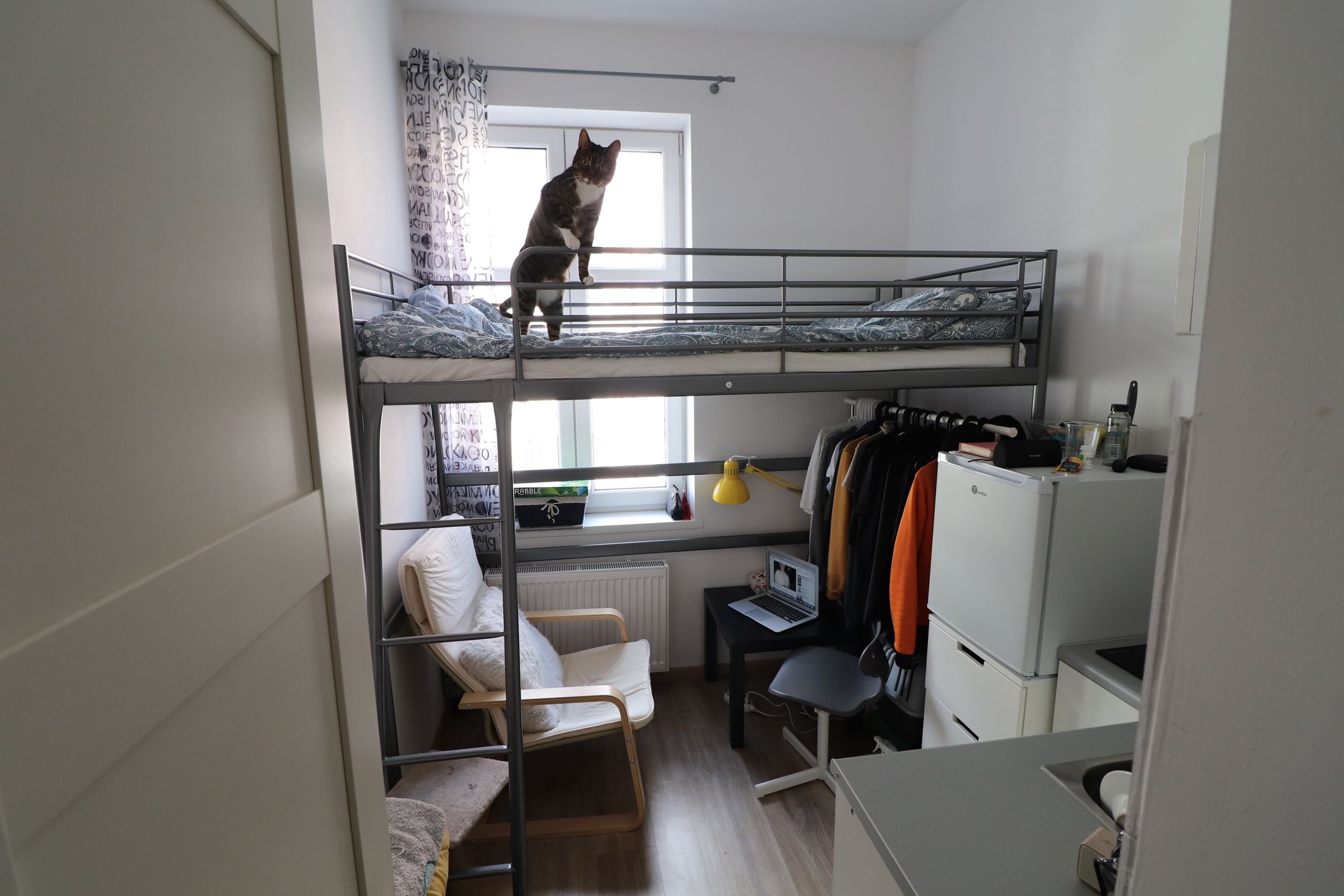 Mieszkanie na 9 mkw. wymusza na najemcy kreatywne rozwiązania