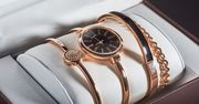 Z bransoletą albo ozdobną kopertą. Zegarki, które dodadzą szyku grudniowym stylizacjom
