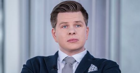 Fundacja Filipa Chajzera w tarapatach. Jeden z dyrektorów usłyszał zarzuty. W tle oskarżenia o defraudację 700 tysięcy złotych