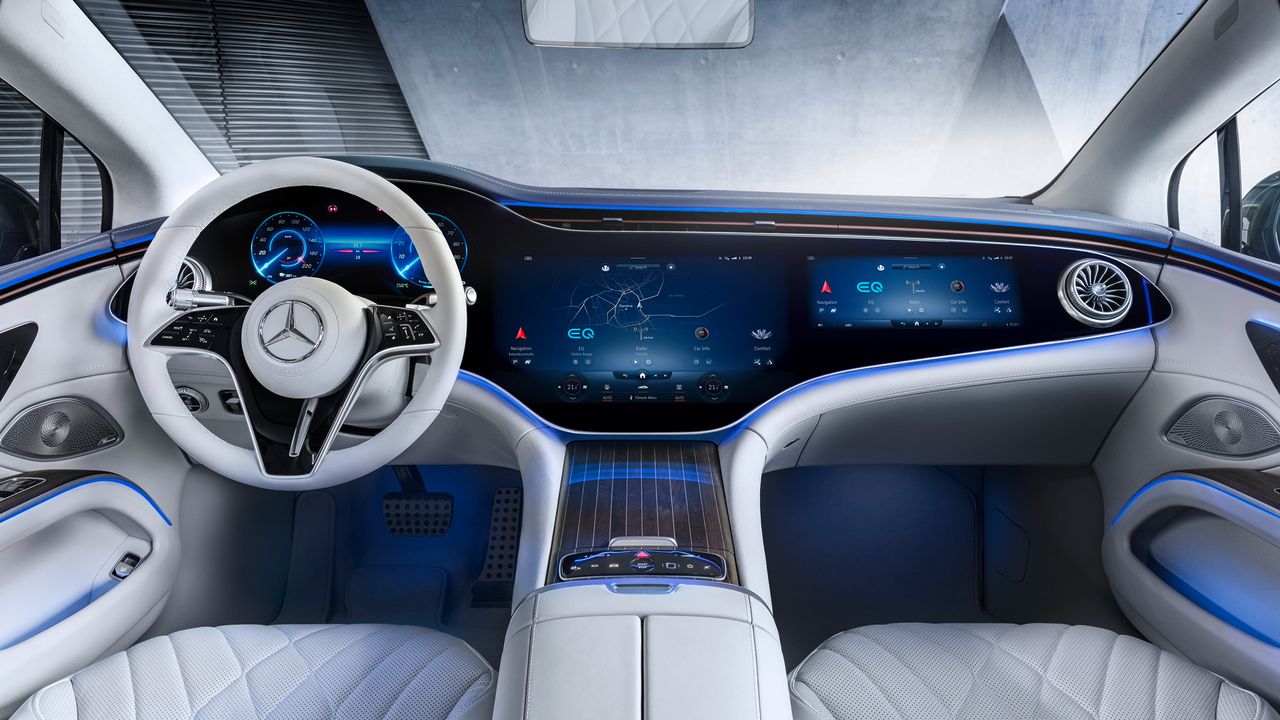 Kokpit Mercedesa EQS jest jak jeden wielki ekran. Ma 141 cm szerokości