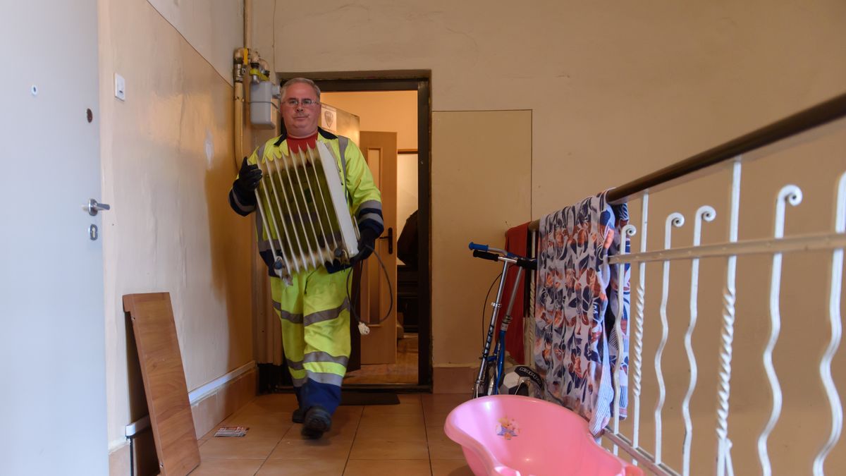 EksmisjaPozna�, 21.10.2015. S�u�by miejskie wraz z komornikiem dokona�y 21 bm. eksmisji lokator�w zad�u�onego mieszkania, mieszcz�cego si� w kamienicy Zak�adu Komunalnych Zasob�w Lokalowych w Poznaniu przy ulicy Mottego.(jk/mgut) PAP/Jakub KaczmarczykJakub Kaczmarczykbudynek, dla dziecka, eksmisja, kamienica, komornik, komunalne, lokal, mieszkanie, s�u�by miejskie, wanienka, zad�uzone