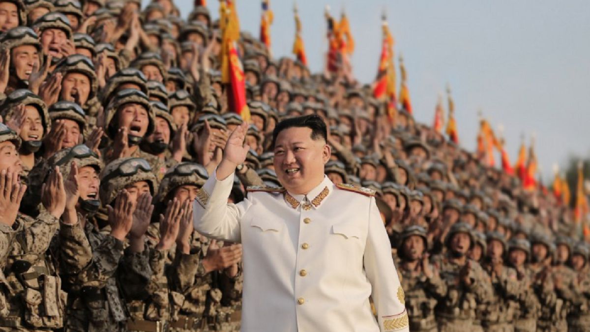 Kim Dzong Un na paradzie militarnej.