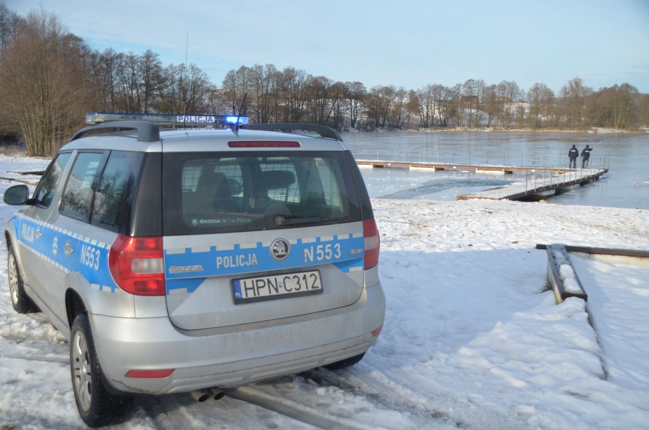 Pod wędkarzem załamał się lód / Policja pomorska