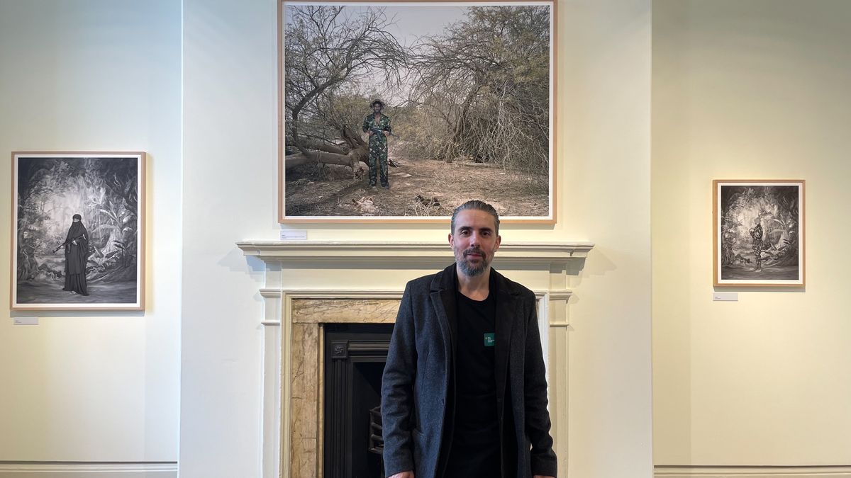 "Fotograf Roku" w konkursi profesjonalnym Edgar Martins przed swoimi pracami.