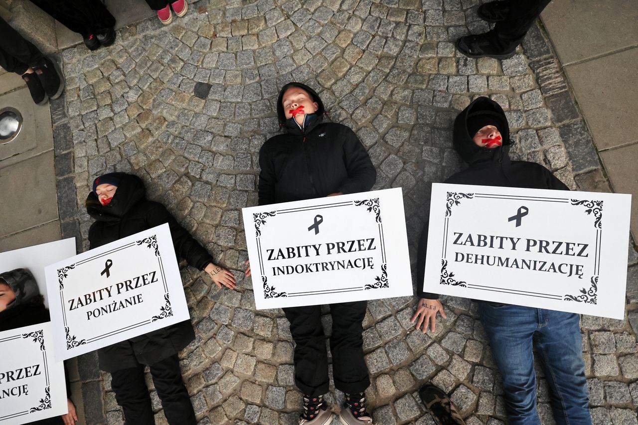 Warszawa. Protestujący przed gmachem MEN 