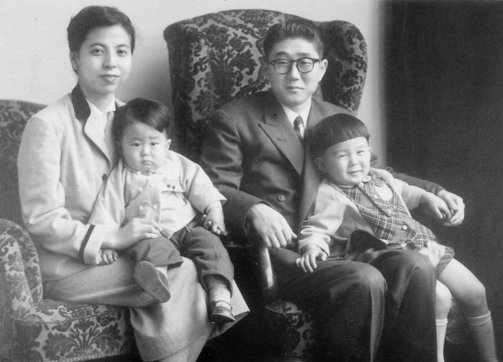 Dwuletni Shinzo Abe na kolanach matki. Jego ojciec, Shintaro Abe, był w latach 80. ministrem spraw zagranicznych Japonii