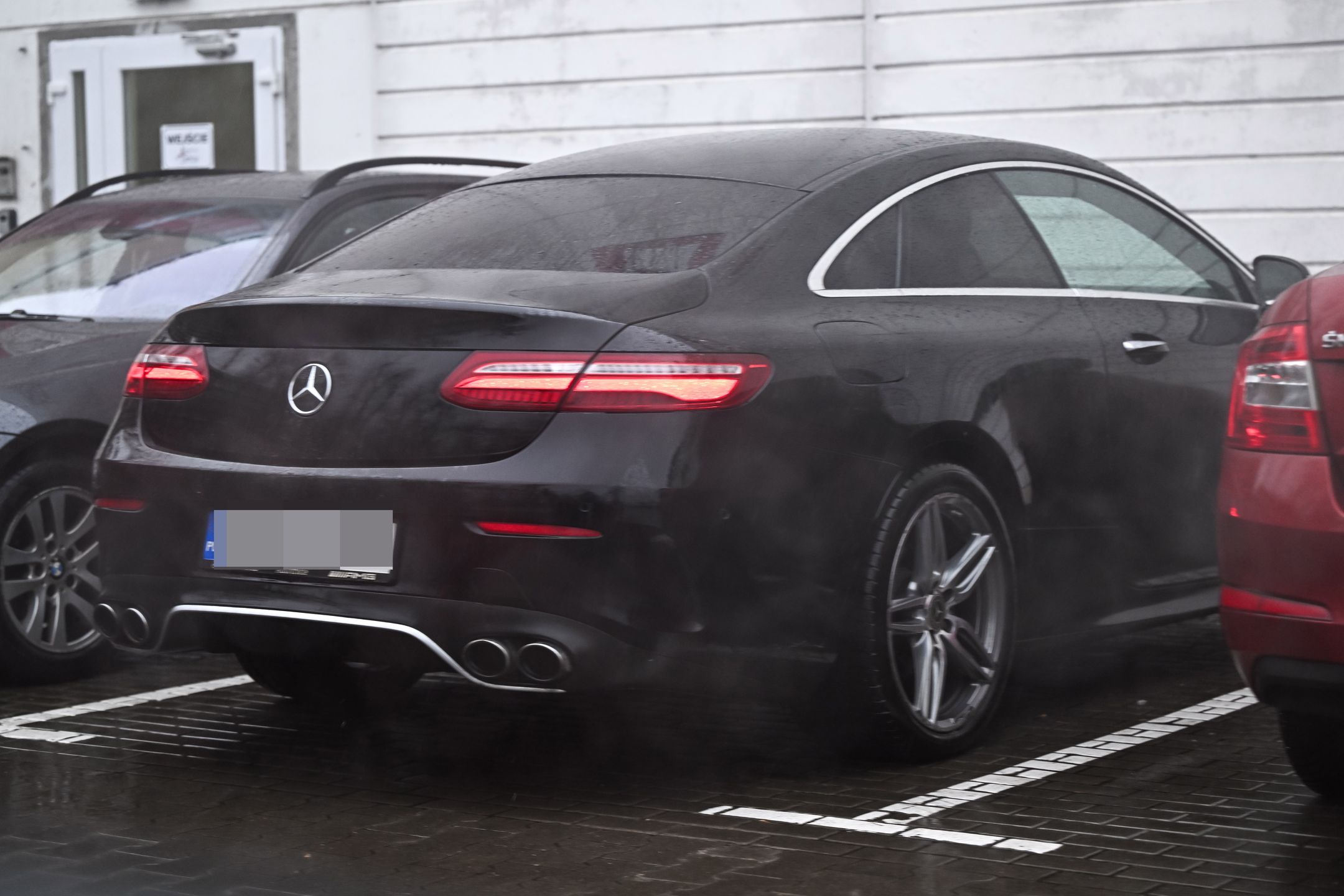 Grażyna Szapołowska mknie w strugach deszczu na trening do "TzG"