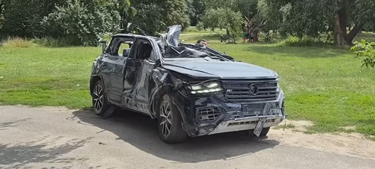 Volkswagen trafiony rakietą. Internauci nie kryją podziwu, że dalej jeździ