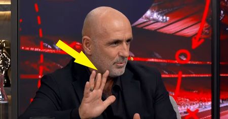 Mało kto zauważył, że ma krótszy palec. Wyjaśnia, jak do tego doszło