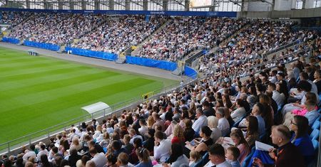 Ruszył Kongres Świadków Jehowy na Motor Lublin Arenie. Tysiące uczestników, parking stadionu pęka w szwach