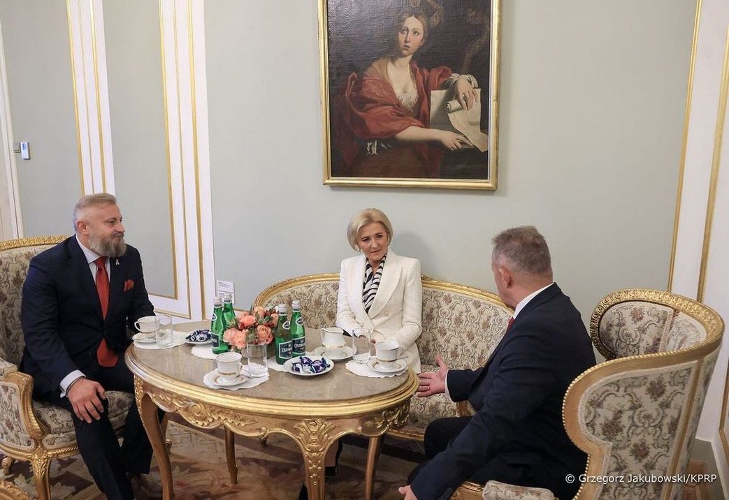 Agata Duda w białej marynarce