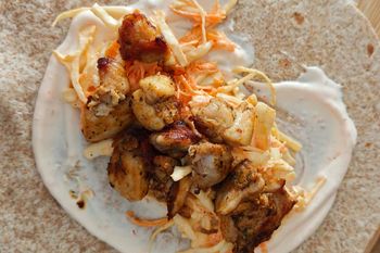 Smażę w przyprawach i zawijam w tortillę. Zwykły kebab może się schować