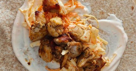 Smażę w przyprawach i zawijam w tortillę. Zwykły kebab może się schować