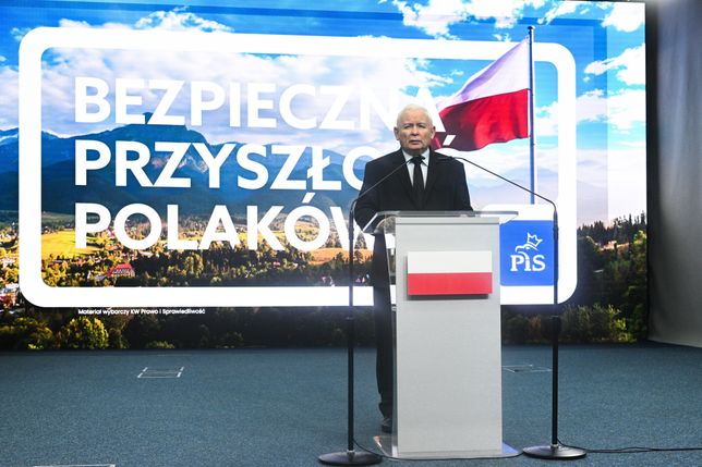 Warszawa, 11.09.2023. Kampania wyborcza do parlamentu 2023. Wicepremier, prezes PiS Jarosław Kaczyński podczas oświadczenia dla mediów w siedzibie Prawa i Sprawiedliwości przy ul. Nowogrodzkiej w Warszawie, 11 bm. (aldg) PAP/Radek Pietruszka