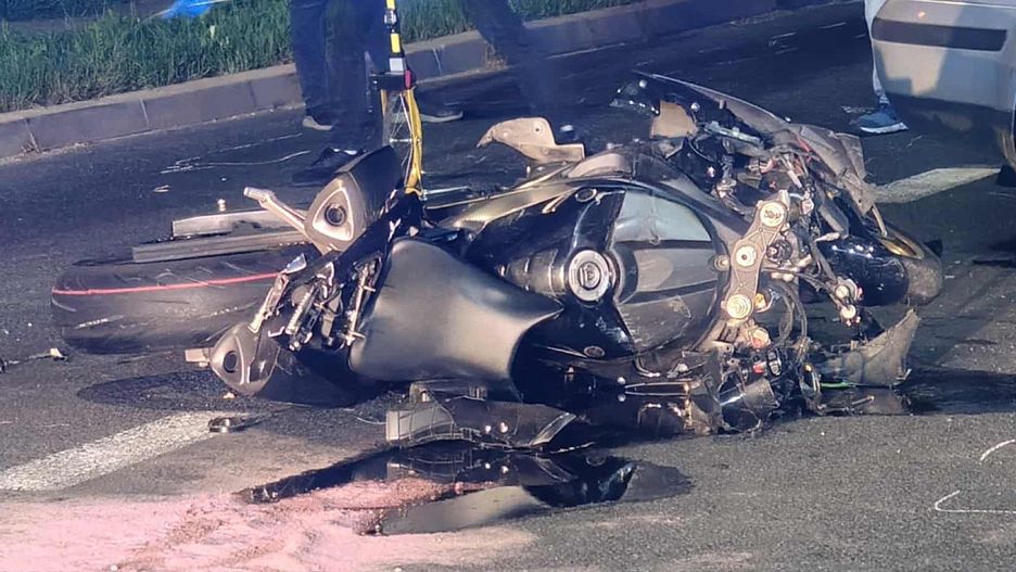 Do zderzenia motocykla z dwoma samochodami osobowymi doszło w piątek wieczorem, 19 września