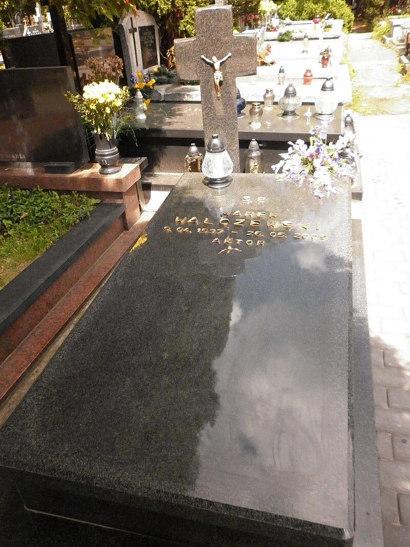 Grób Marka Walczewskiego na cmentarzu w Pyrach