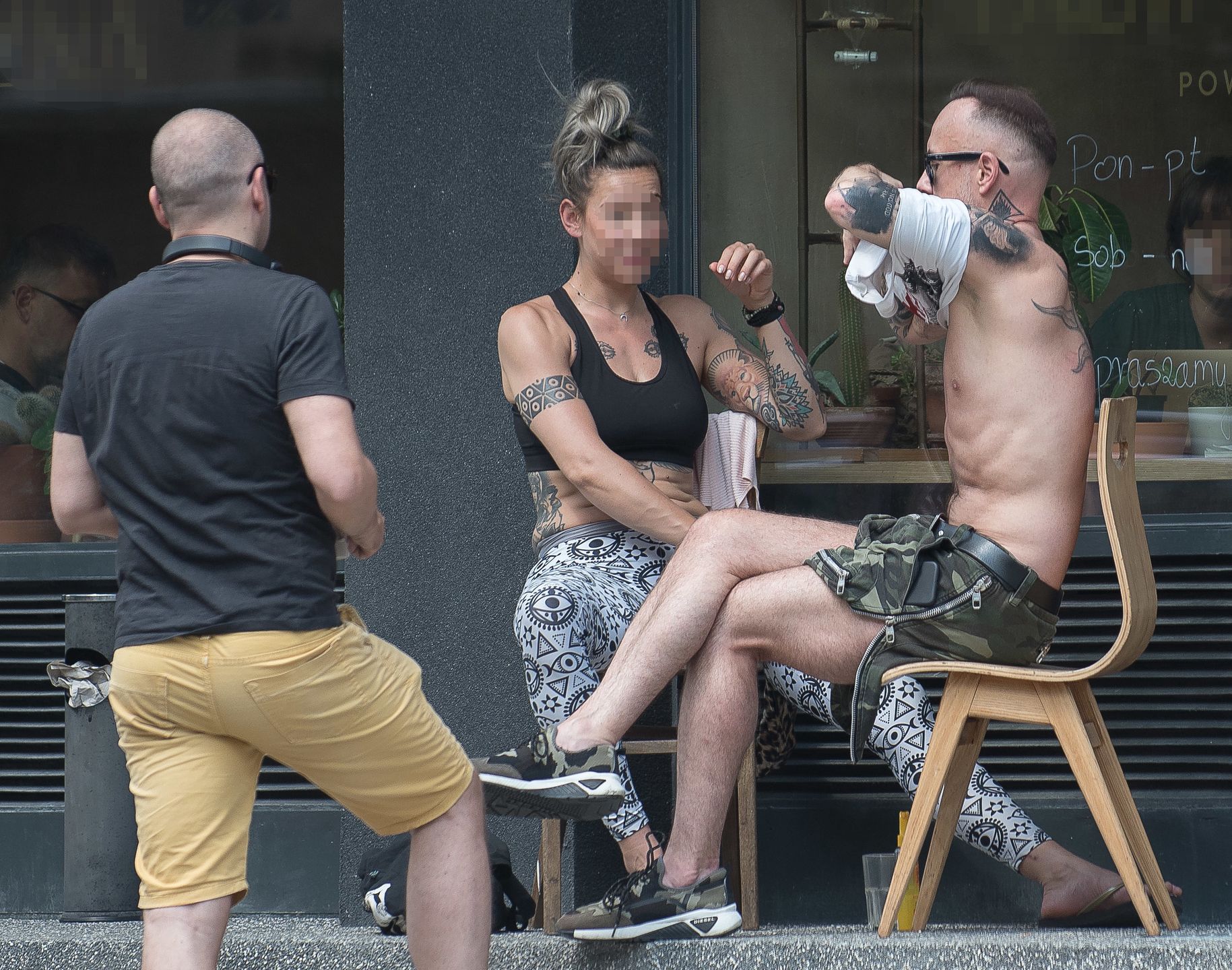 Nergal opala gołą klatę