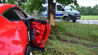 Grębowo: Ford Mustang wpadł w poślizg i uderzył w drzewo. Jedna osoba w szpitalu