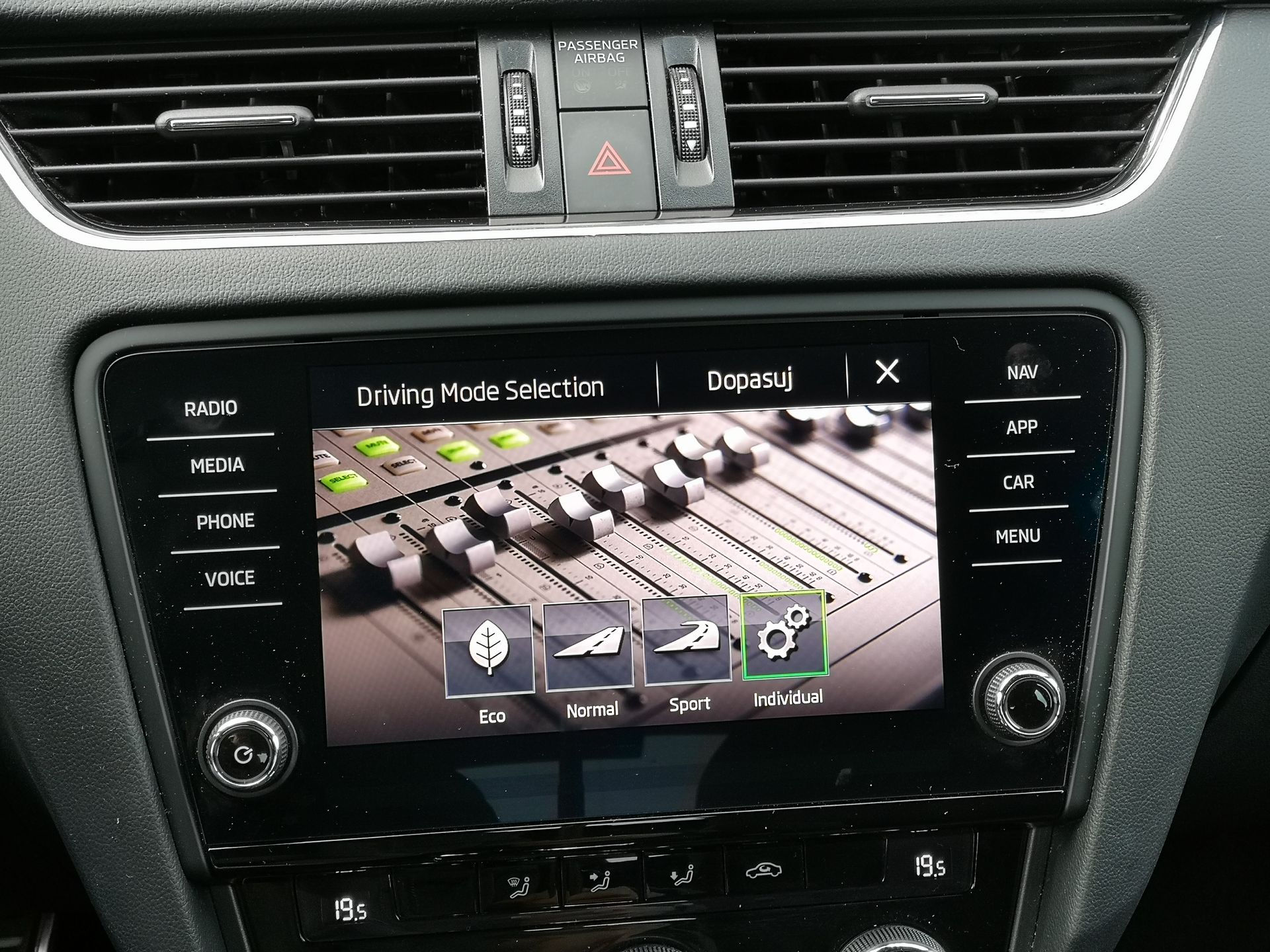 Skoda Octavia RS: audio Canton, zmienne tryby jazdy i system Amundsen 12