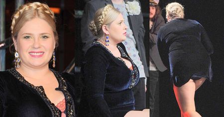 Elżbieta Romanowska POKAZUJE NOGI w za małej mini!