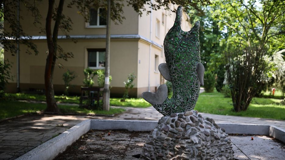 Zakończyła się renowacja słynnego Delfina na os. Górali w Nowej Hucie. Wkrótce z fontanny znów tryśnie woda