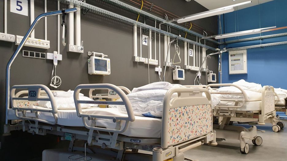 koronawirus szpital łóżko 