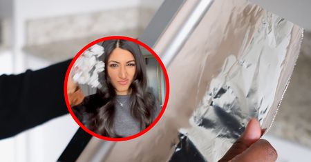 Ten trik robi furorę. Potrzyj włosy folią aluminiową i zobacz, co się stanie