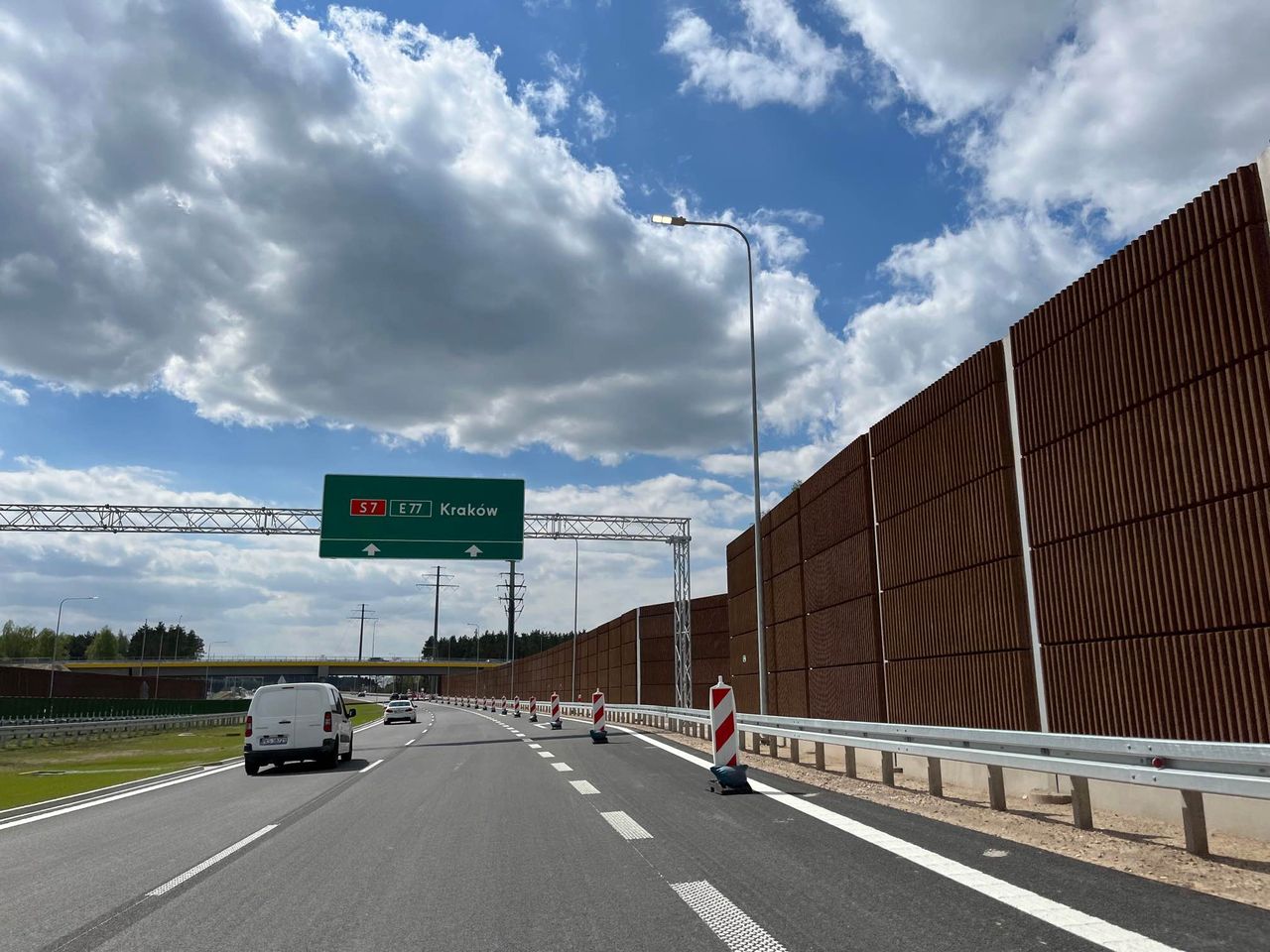 Dziś otworzyli i już suszą. Kierowcy informują o kontrolach na nowym fragmencie S7