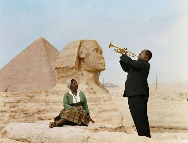 Louis Armstrong grający dla swojej żony przy Sfinksie (1961).