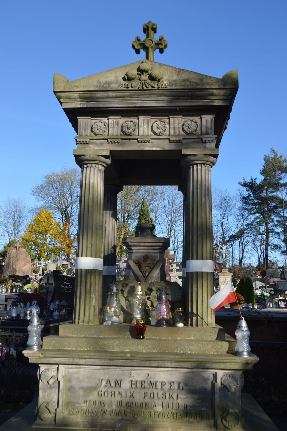 Na cmentarzu w Suchedniowie można podziwiać wyjątkowy nagrobek Jana Hempla, XIX - wiecznego geologa, &#34;ojca polskiego górnictwa&#34;.