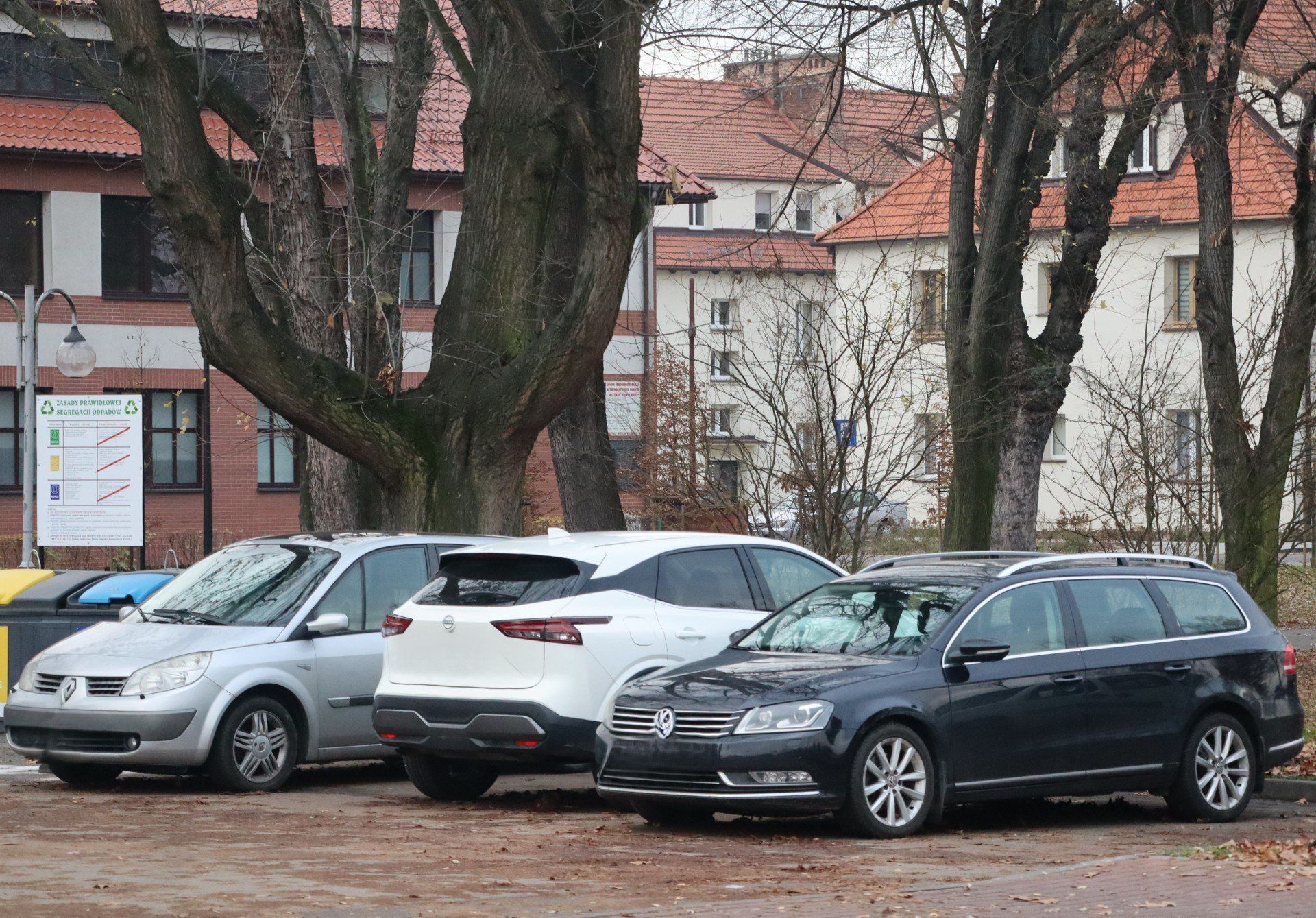 Goście z całej Polski parkują także przy altanach śmietnikowych.