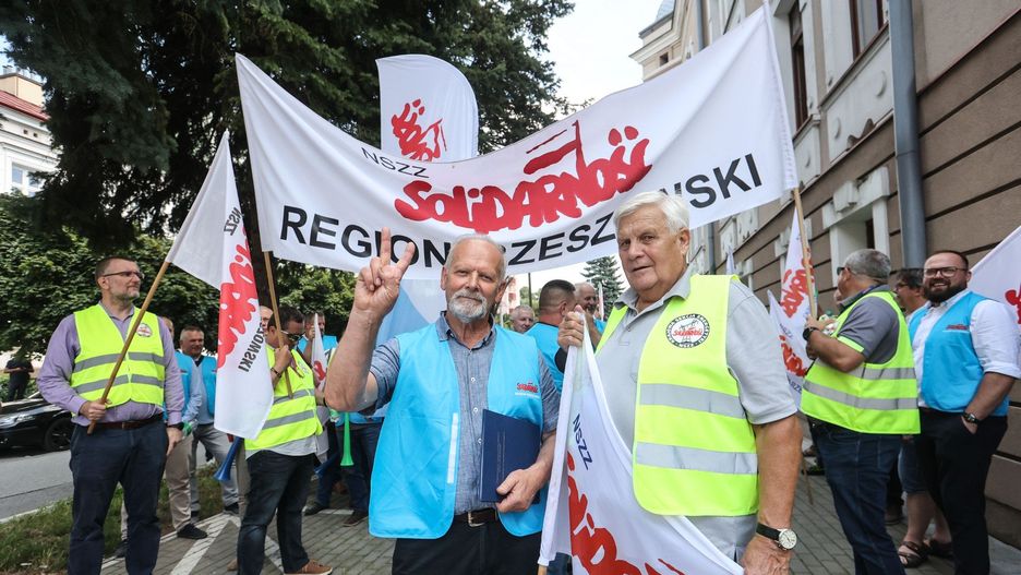 Związkowcy Solidarności protestują przed siedzibą PGE w Rzeszowie