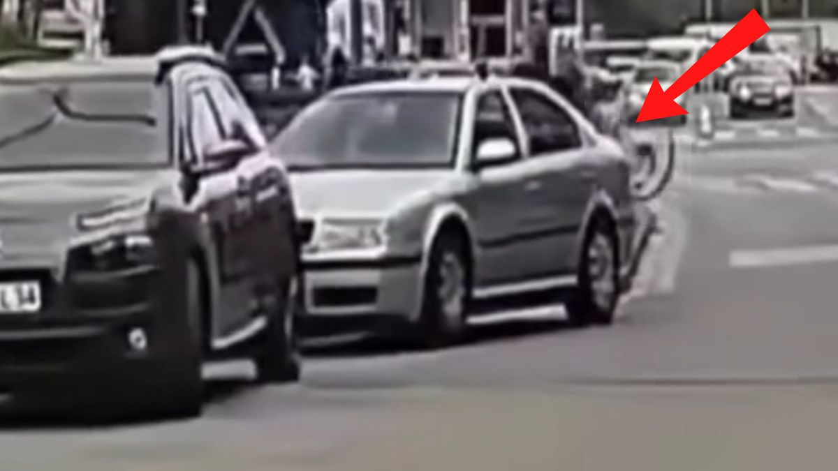 Nagrali rowerzystę.