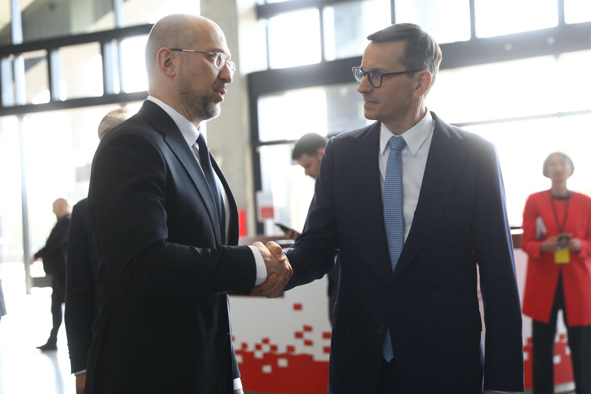 Warszawa, 05.05.2022. Premierzy Polski Mateusz Morawiecki (P) i Ukrainy Denys Szmyhal (L) po zakończeniu organizowanej przez Polskę i Szwecję we współpracy z przewodniczącymi KE i Rady Europejskiej międzynarodowej konferencji High-Level International Donors' Conference for Ukraine na Stadionie Narodowym w Warszawie, 5 bm. (amb) PAP/Rafał Guz