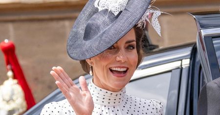 Elegancka księżna Kate olśniła w kapeluszu i sukience w grochy. W wyjątkowy sposób oddała też hołd księżnej Dianie (ZDJĘCIA)