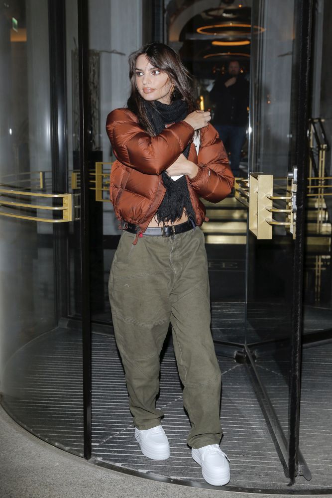 Emily Ratajkowski odsłania płaski brzuch w drodze do warszawskiego hotelu