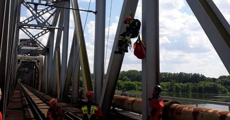 Wszedł na most kolejowy i zasnął. Zablokował ruch na długie godziny