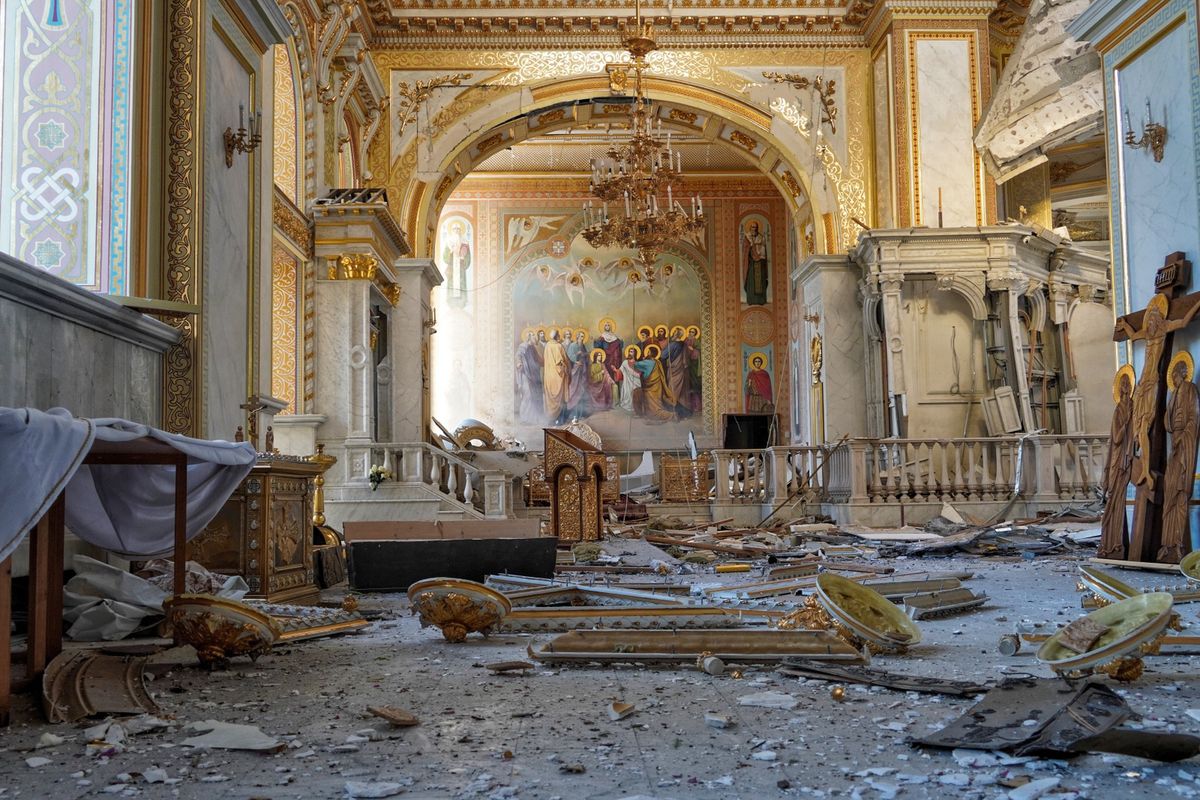 Zniszczenia po rosyjskim ataku w Soborze Przemienienia Pańskiego w Odessie