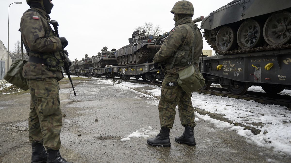 za�adunek czo�g�w
�urawica (woj. podkarpackie), 12.02.2015. �o�nierze 1. Batalionu Czo�g�w 21 Brygady Strzelc�w Podhala�skich podczas za�adunku czo�g�w na platformy kolejowe w �urawicy, 12 bm. Pancerni udaj� si� na poligon w Centrum Szkolenia Wojsk L�dowych w Drawsku Pomorskim, gdzie odb�d� blisko miesi�czne szkolenie. W planach maj� strzelanie amunicj� bojow� i �wiczenia taktyczne. (dd/awol) PAP/Darek Delmanowicz
Darek Delmanowicz
armia, batalion, czo�g t 72, czo�gi, czo�g�w, kolej, pancerni, pancerniacy, platformy kolejowe, si�y zbrojne, strzelcy podhala�scy, szkolenia, uzbrojenie, wojsko, wyjazd